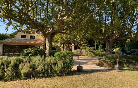 Gîtes avec grands espaces verts à Richerenches