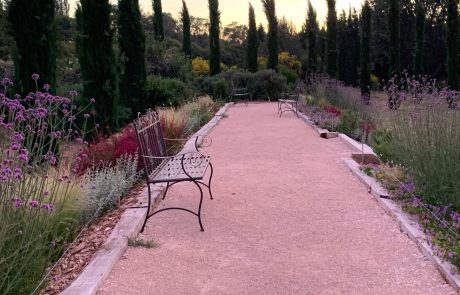 Jardin bucolique avec bancs à Richerenches