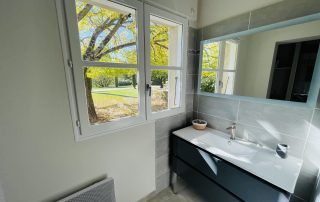 Salle de douche avec vue sur l'extérieur