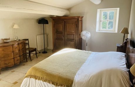 Chambre avec commode et armoire