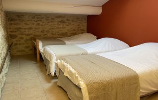 Trois lits simples dans un gîte en Drôme Provençale