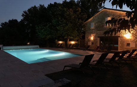 Espace piscine du domaine de l'Aulière vu de nuit