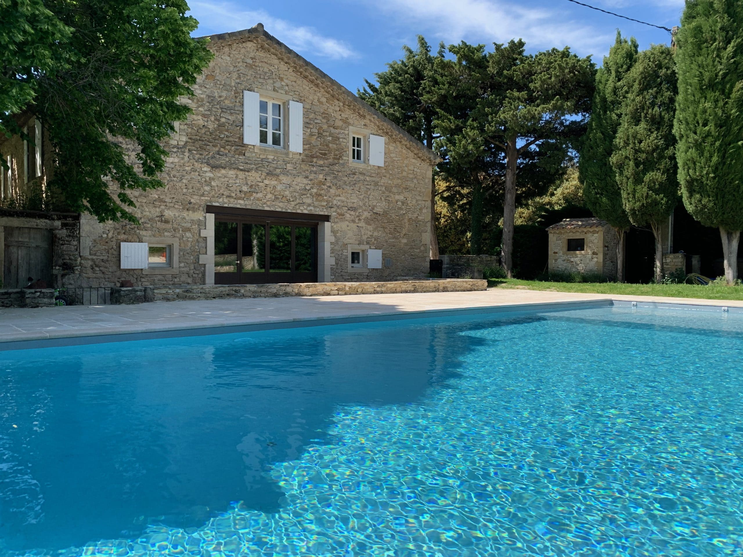 Piscine et chambres d'hôtes dans un mas en pierres à Richerenches