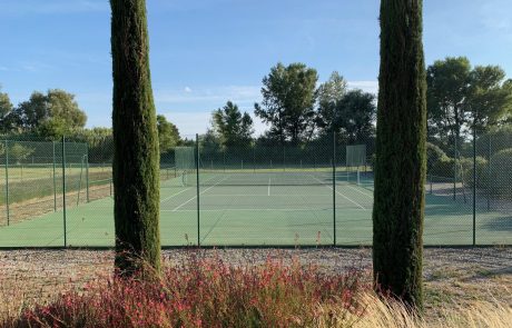 Terrain de tennis des gîtes et chambres d'hôtes de l'Aulière