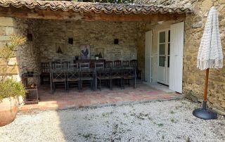 Terrasse abritée du gîte "le bastidon" avec grande table