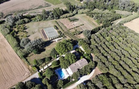 Vue aérienne du grand espace extérieur du domaine de l'Aulière, avec piscine et terrain de tennis